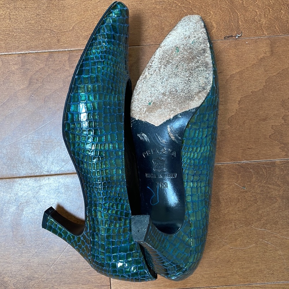 Gorgeous green and blue snake print pumps. - Picture 2 of 2